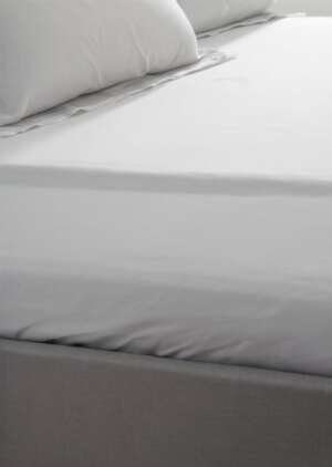 Jedwabiste, miąkkie, satynowe prześcieradło, srebrne