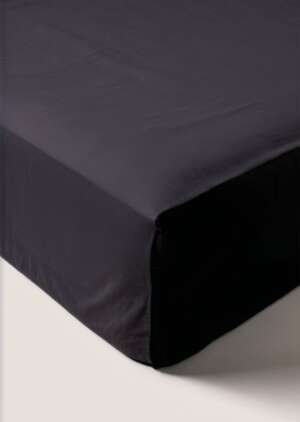 Czarne prześcieradło o głąbokim kroju.