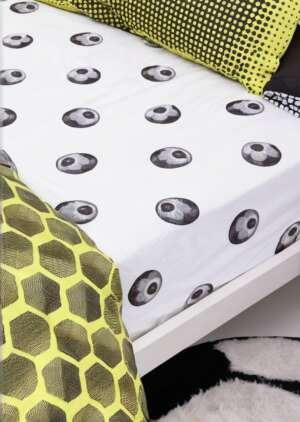 Białe prześcieradło piłkarskie