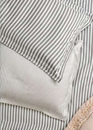 Szara poszewka na poduszką w melanżowe paski