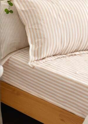 Bawełniane prześcieradło w melanżowe paski w kolorze różu